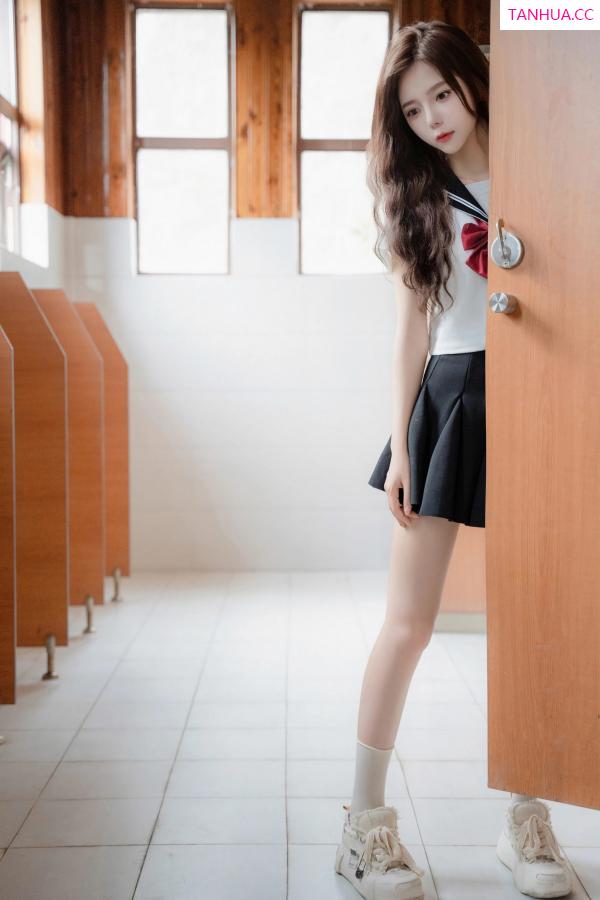   [XiuRen]高清写真图 2024.08.01 No.8948 拍黄瓜girl 制服美腿第23张图片
